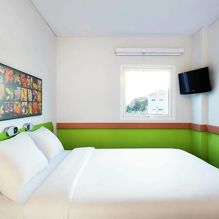 Ibis Budget Semarang Tendean Экстерьер фото