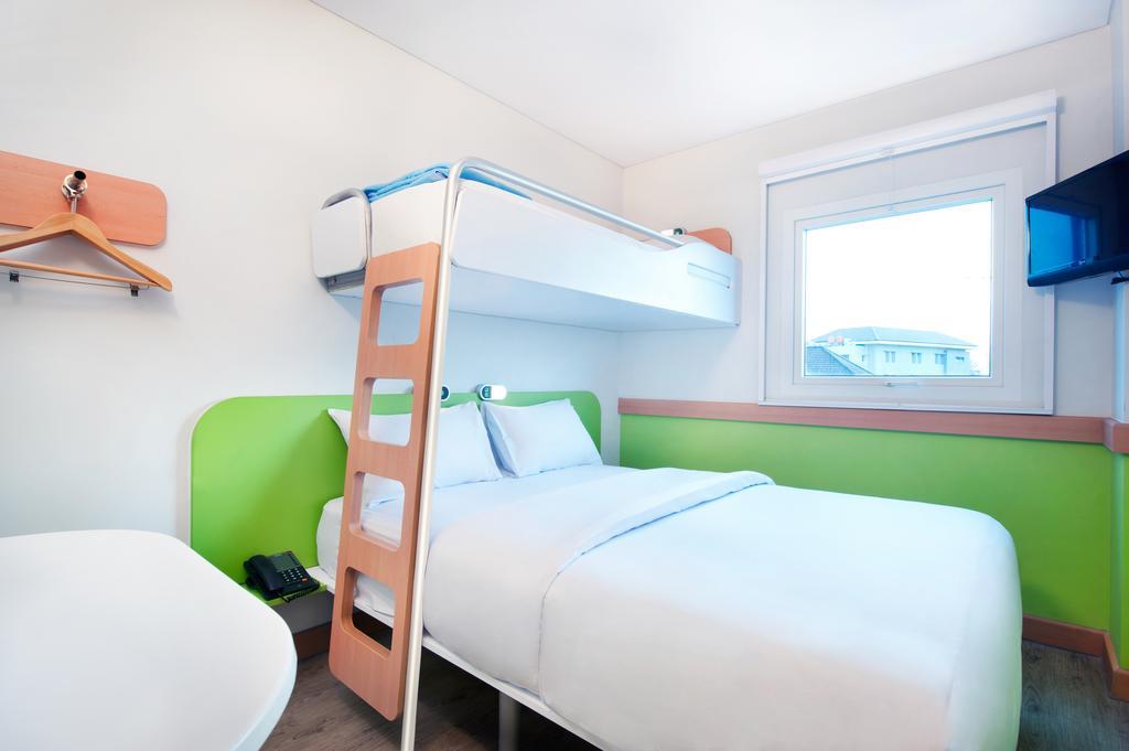 Ibis Budget Semarang Tendean Номер фото