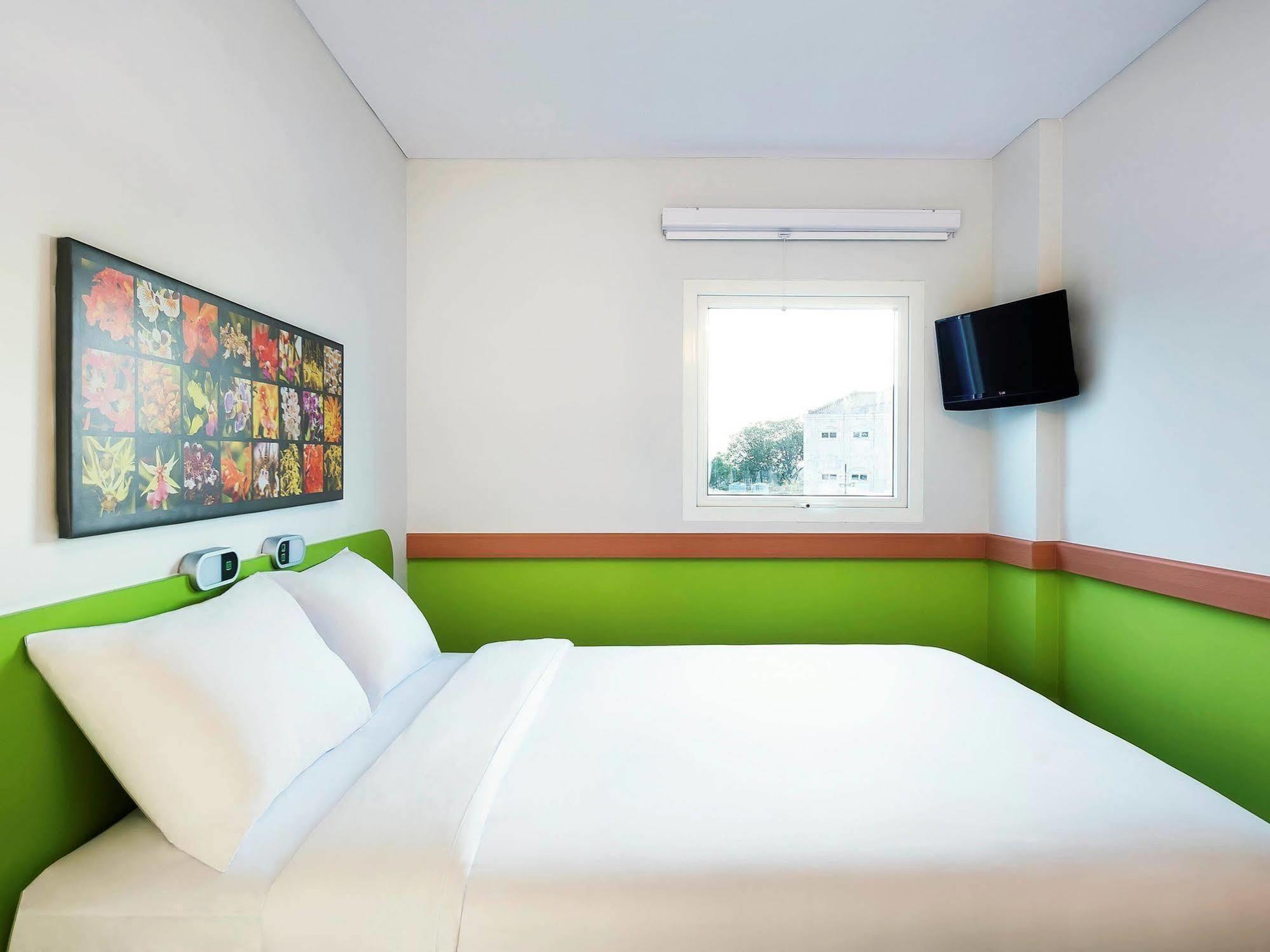 Ibis Budget Semarang Tendean Экстерьер фото