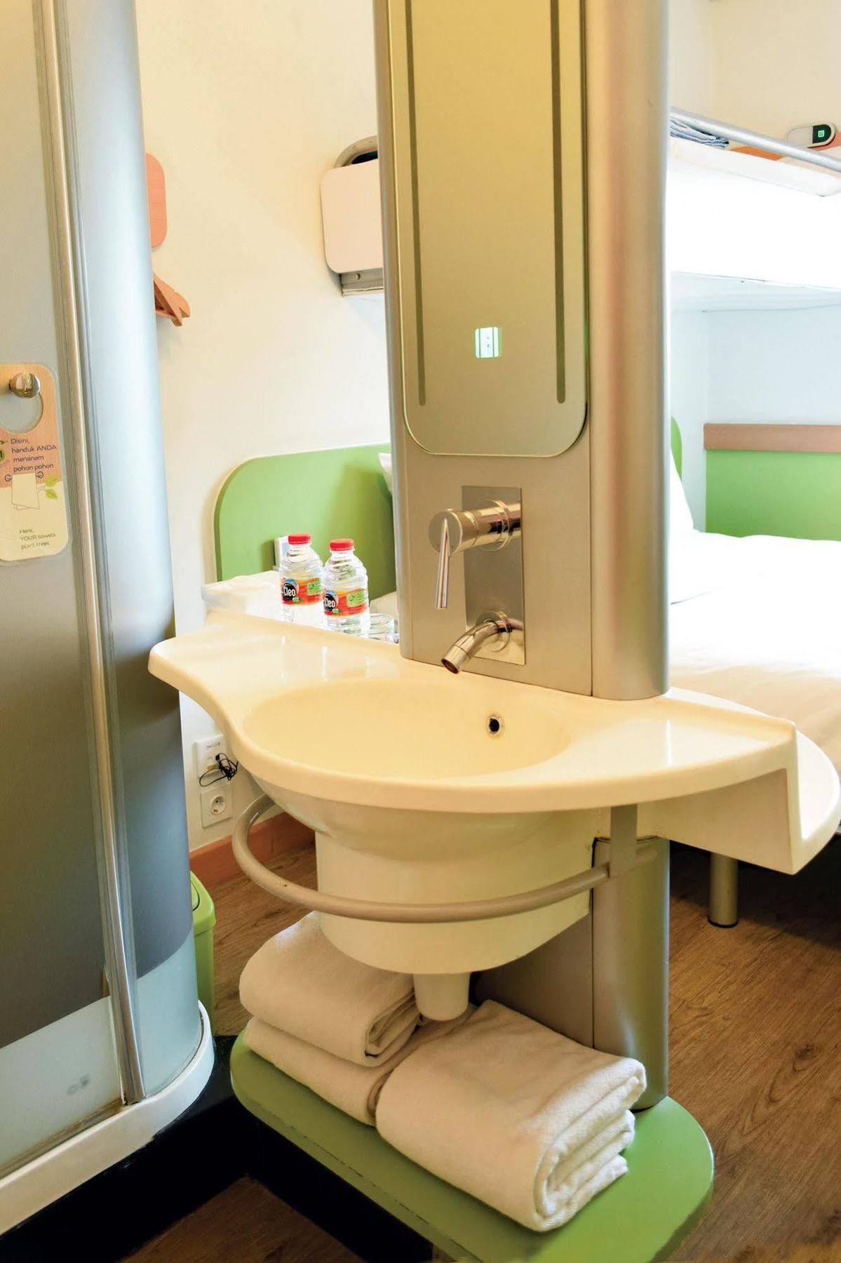 Ibis Budget Semarang Tendean Экстерьер фото