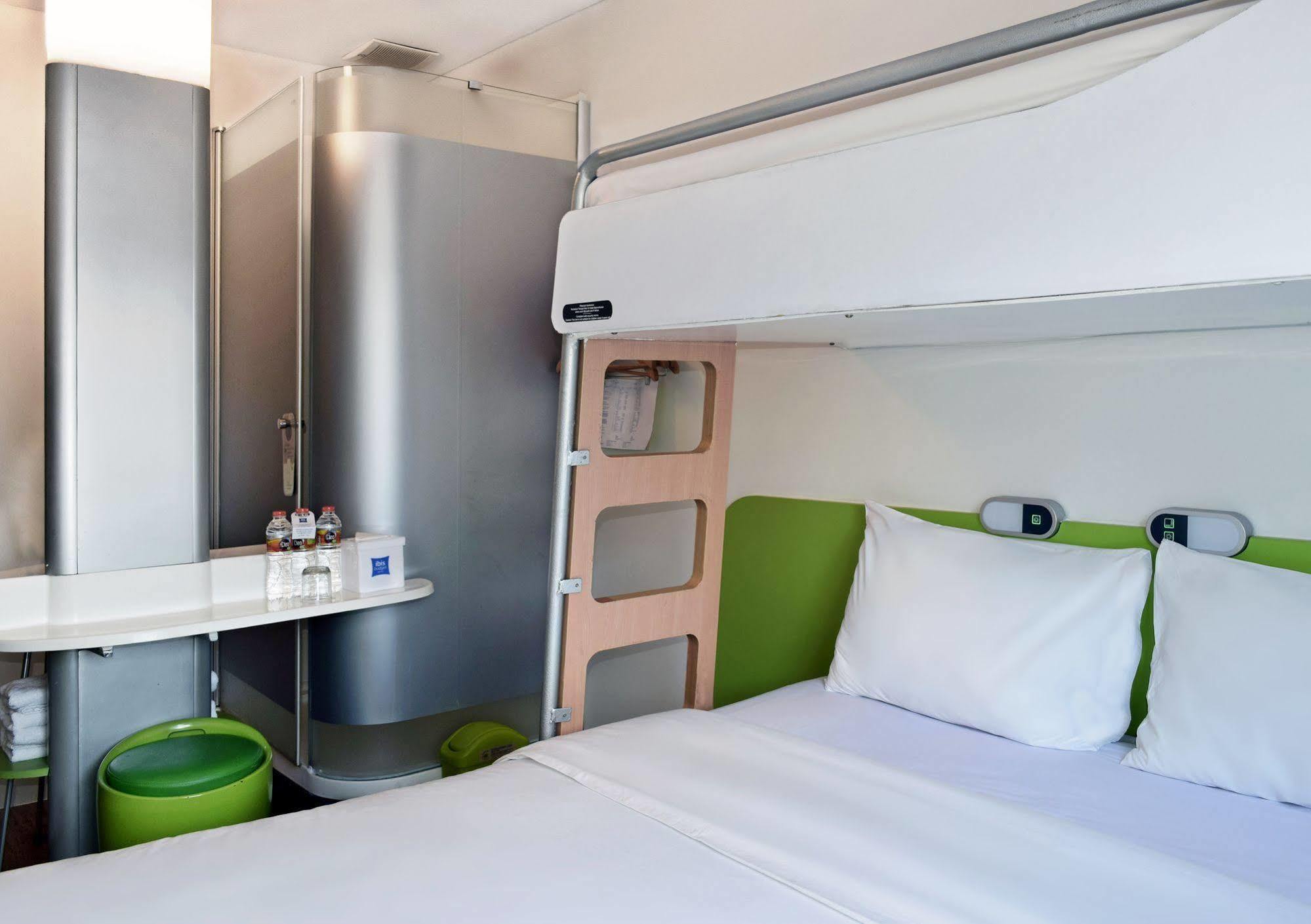 Ibis Budget Semarang Tendean Экстерьер фото